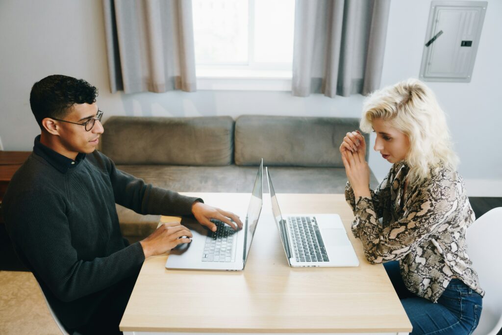 team members working together - Passwordless MFA